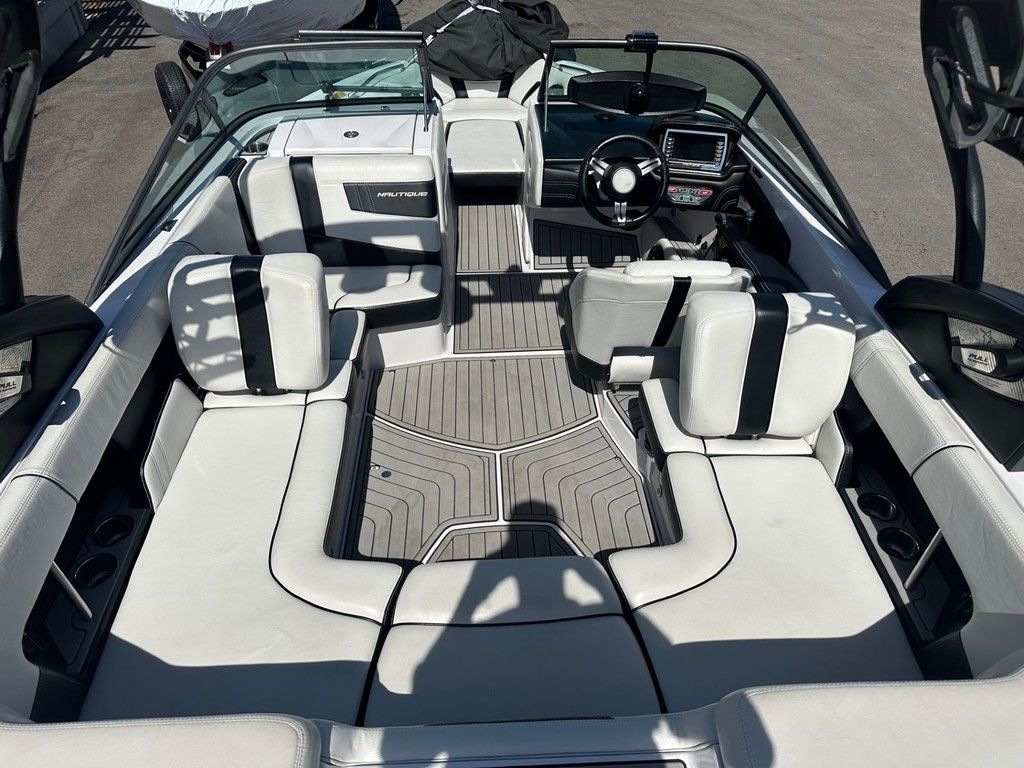 2015 Nautique 210