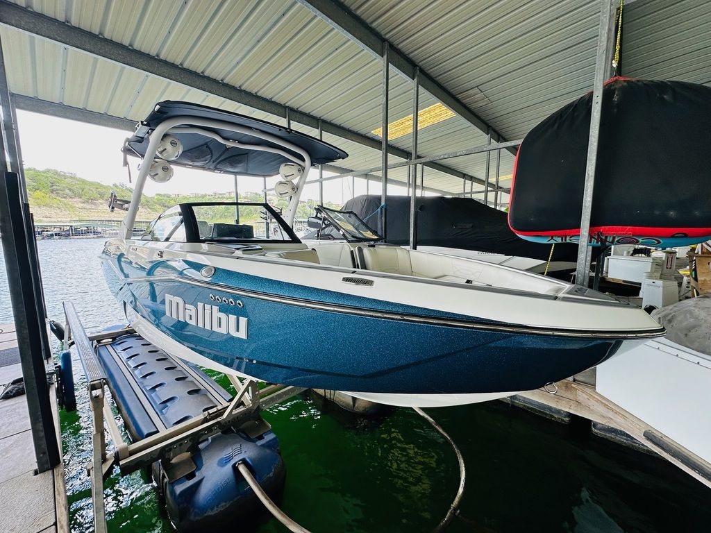 2023 Malibu Boats 25 LSV