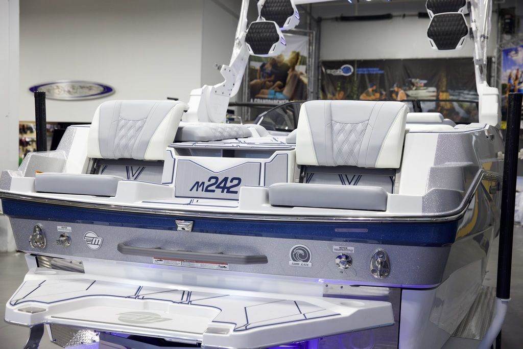 2025 Malibu Boats M242