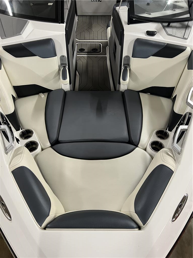 2018 Malibu 23LSV Icon
