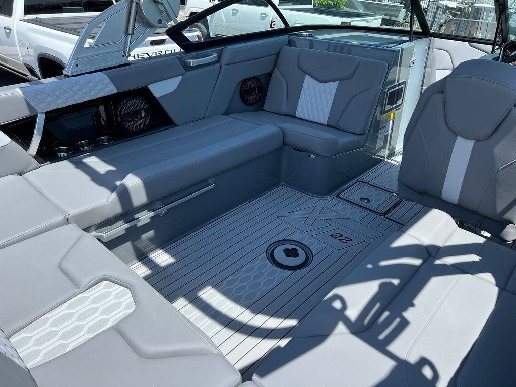 2023 MasterCraft XT22