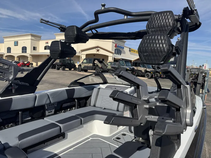 2025 Malibu 23 LSV