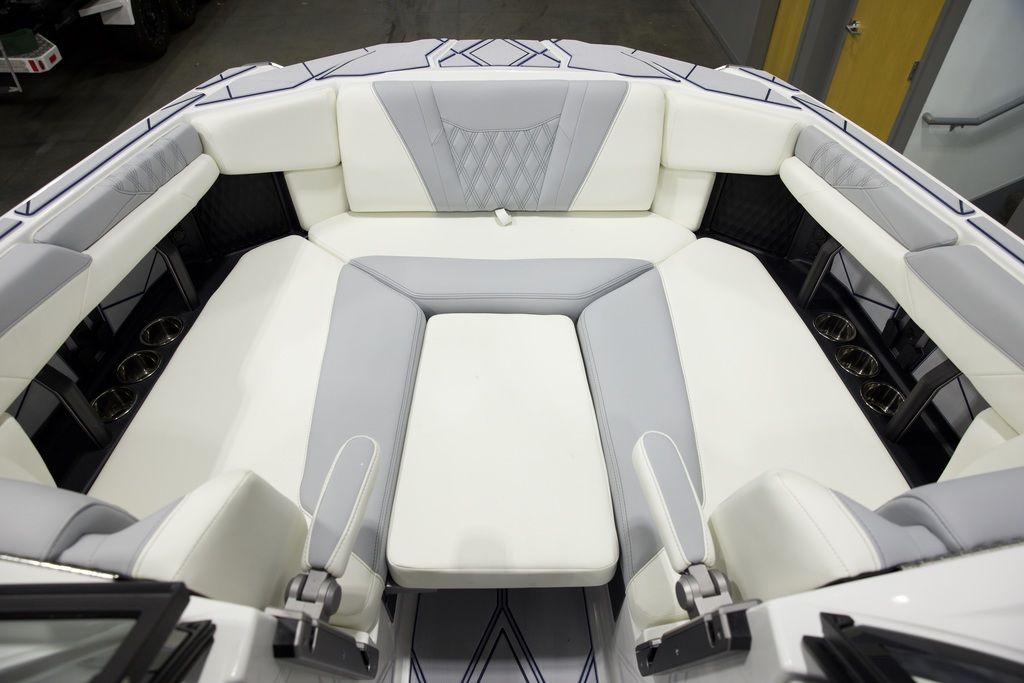 2025 Malibu Boats M242