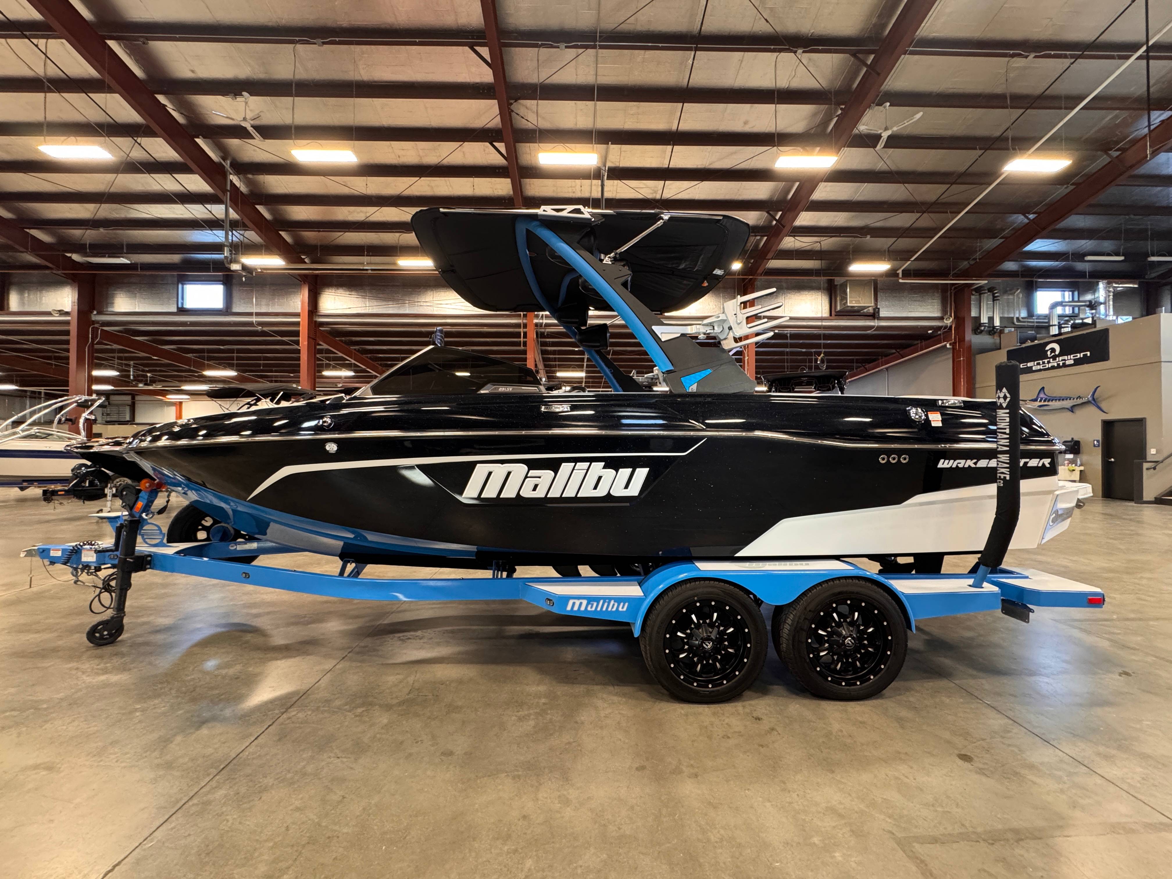 2022 Malibu 23 LSV