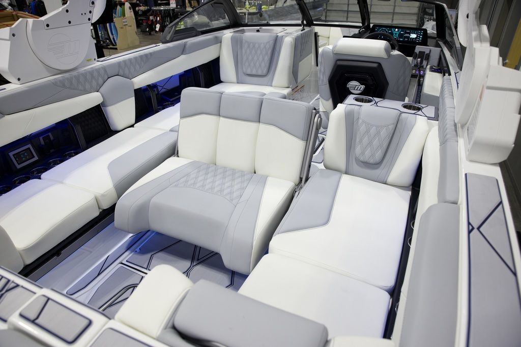 2025 Malibu Boats M242
