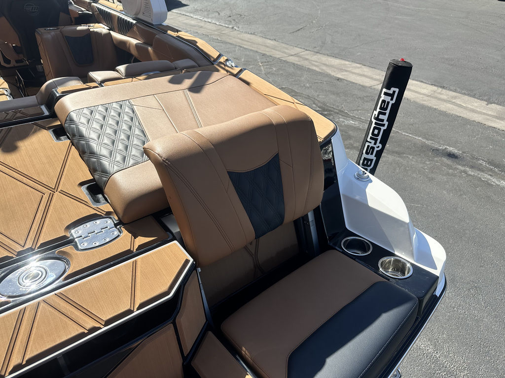 2025 Malibu Boats M242