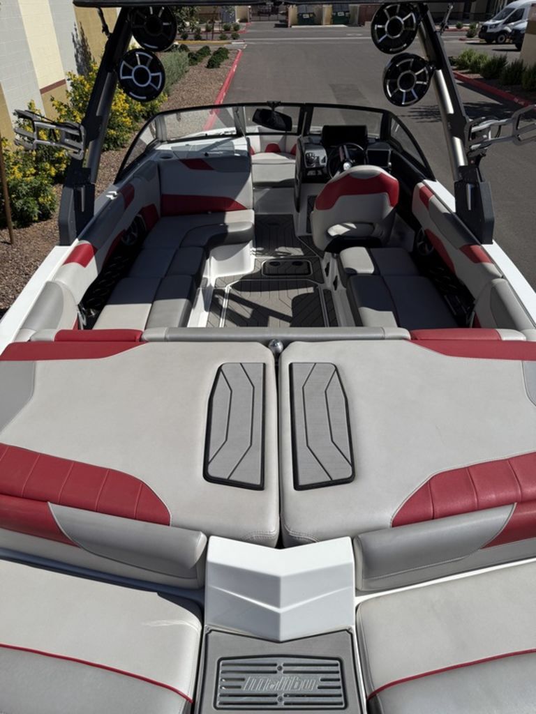 2018 Malibu Boats 23 LSV