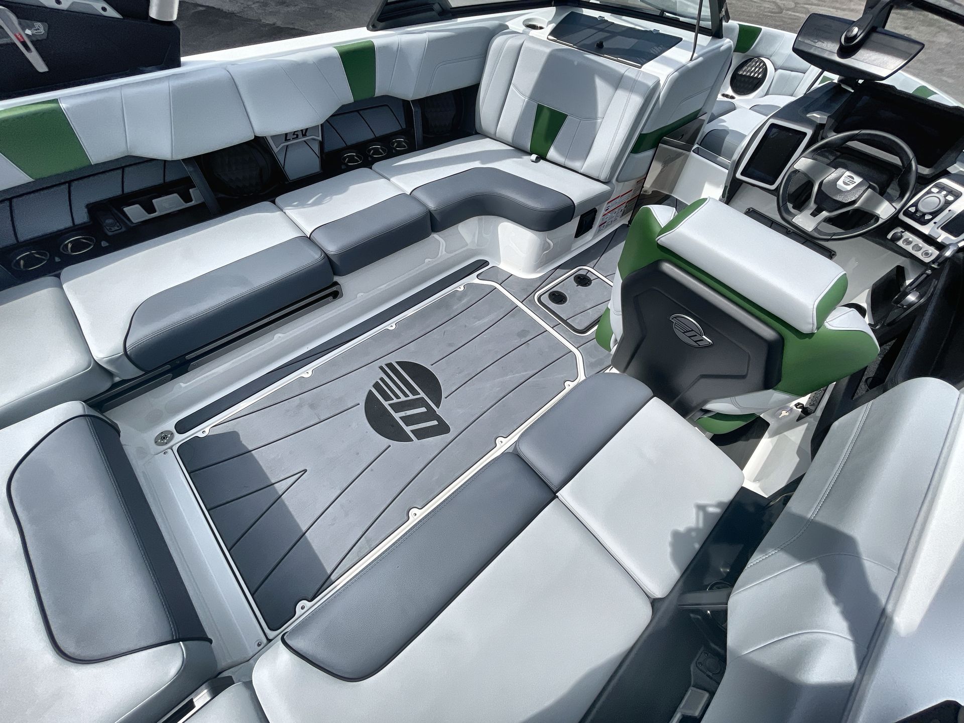 2023 Malibu 23 LSV