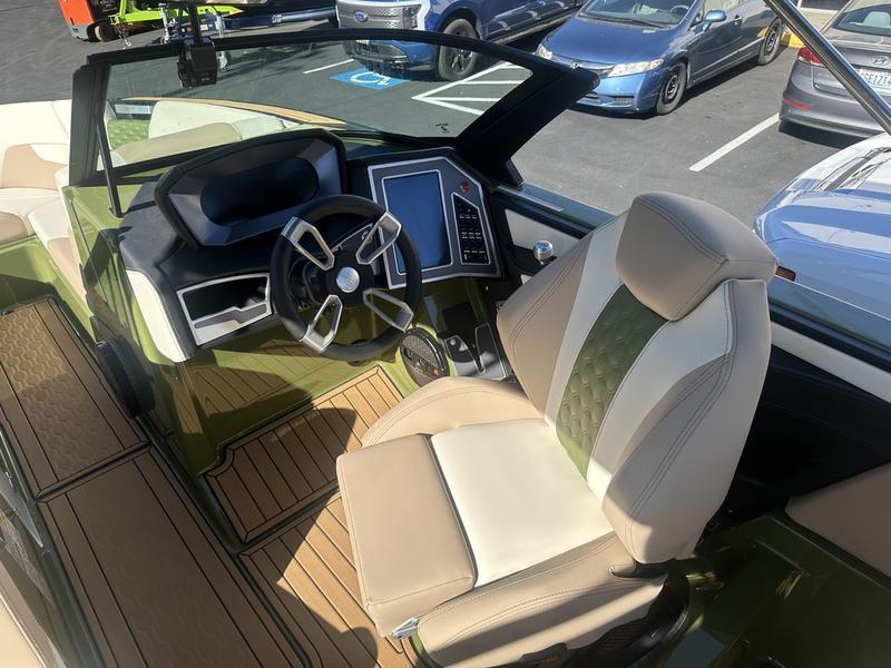 New 2024 MasterCraft XT25