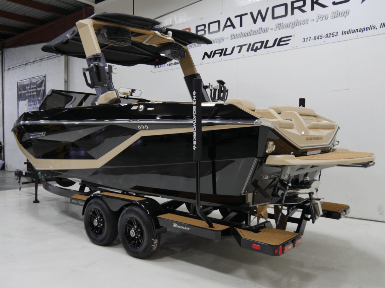 2025 Nautique G23 – Jet Black/Sahara Sand