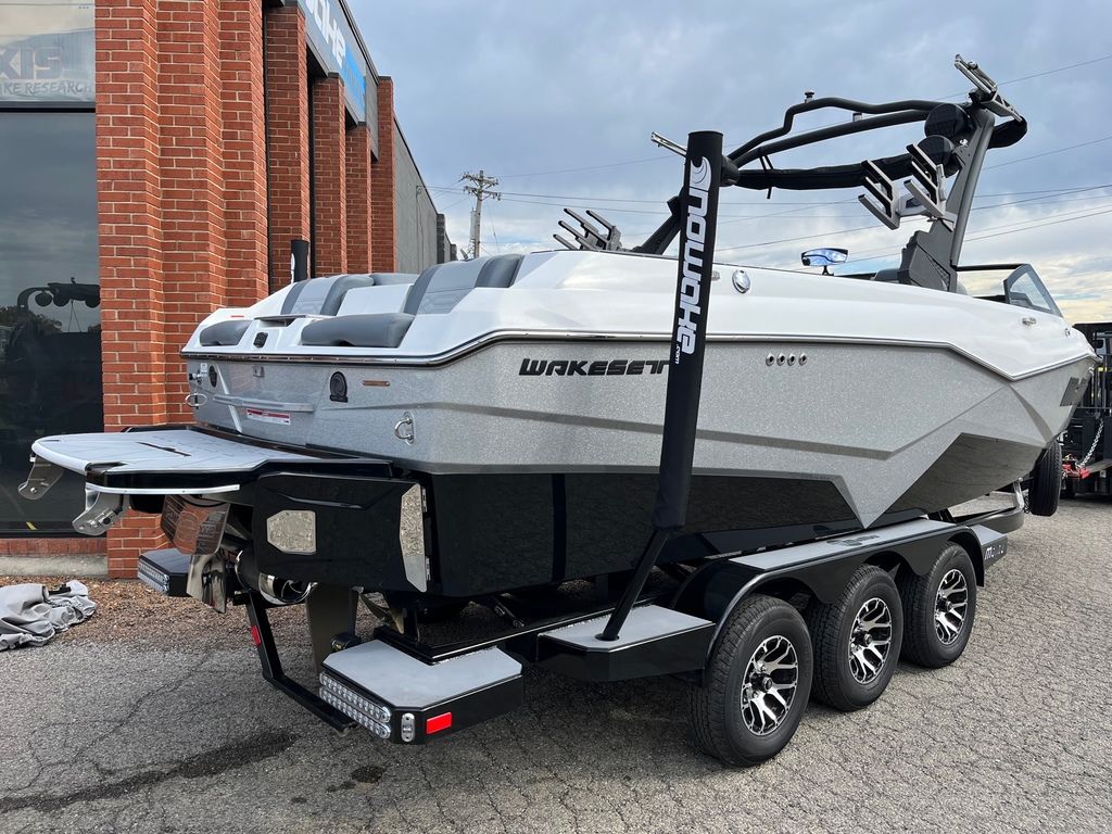2023 Malibu Boats 25 LSV
