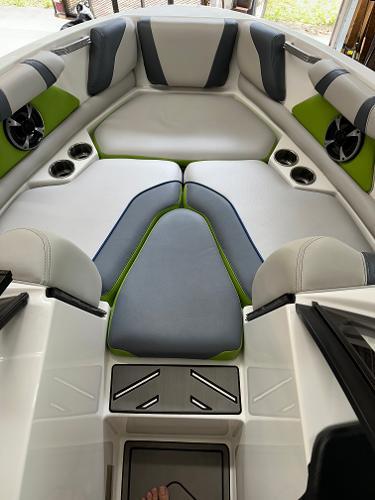 2017 Malibu Wakesetter 21 VLX – Low hours