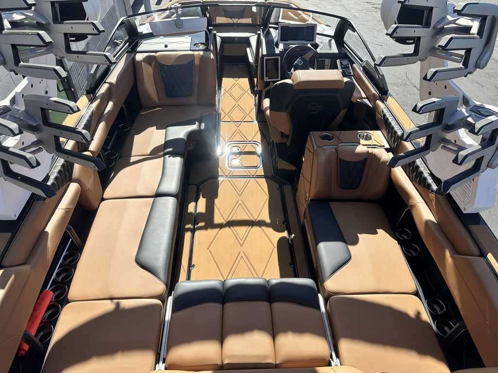 2025 Malibu Boats M242