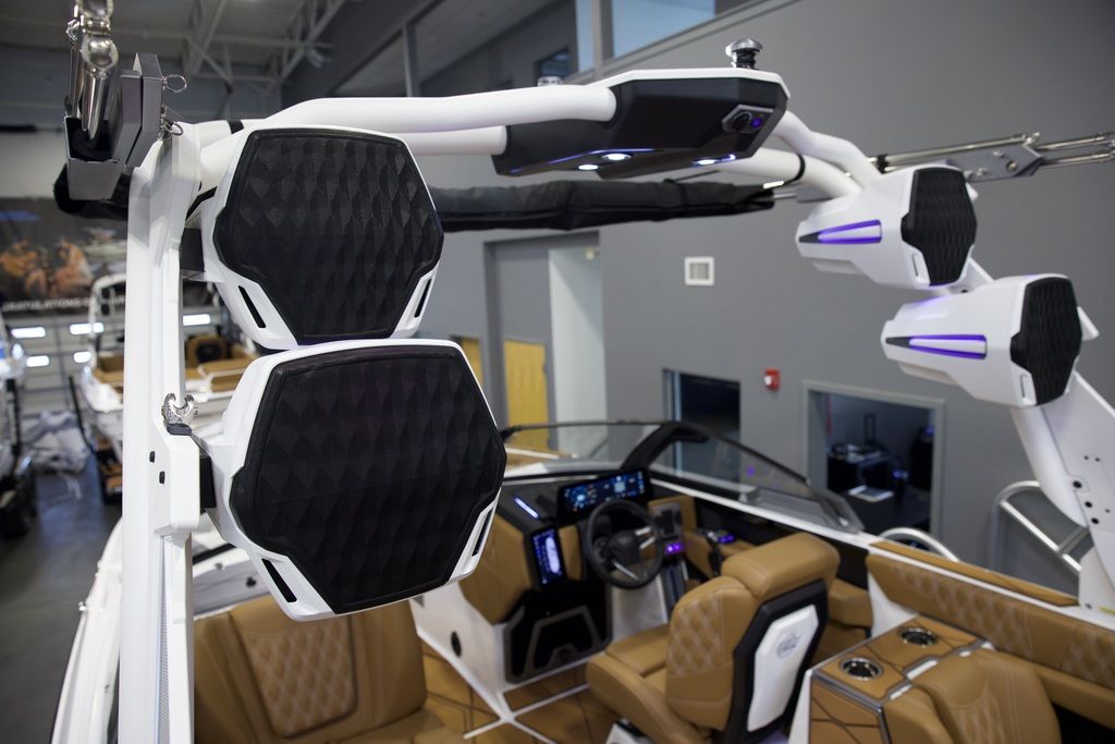 2025 Malibu Boats M242