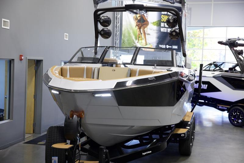 2025 Malibu 26 LSV