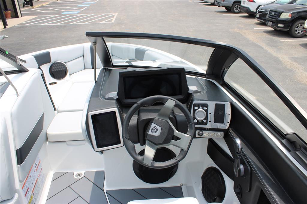 2023 Malibu 22 LSV