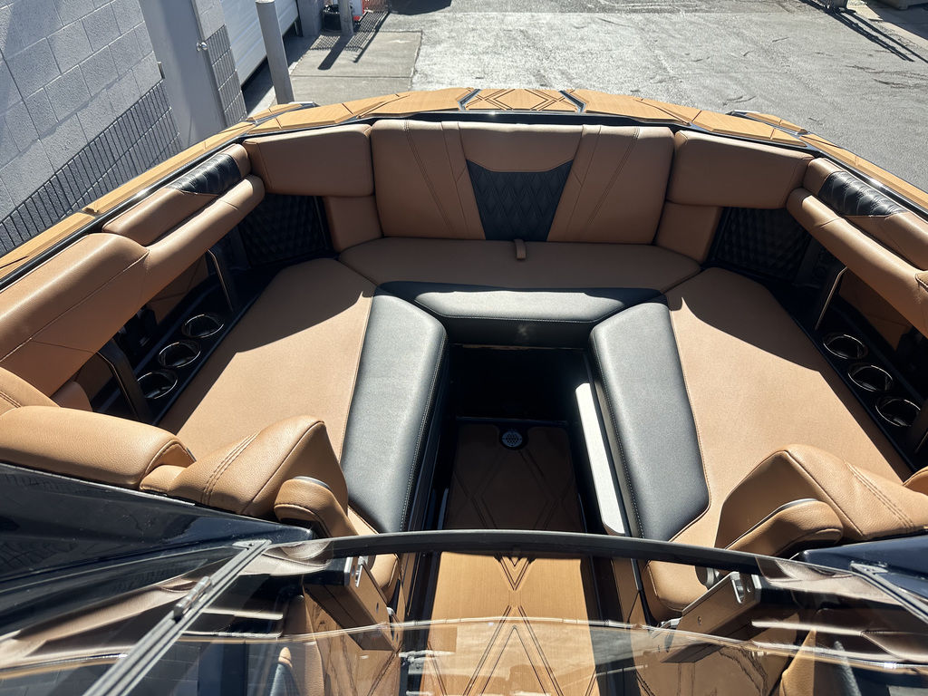 2025 Malibu Boats M242