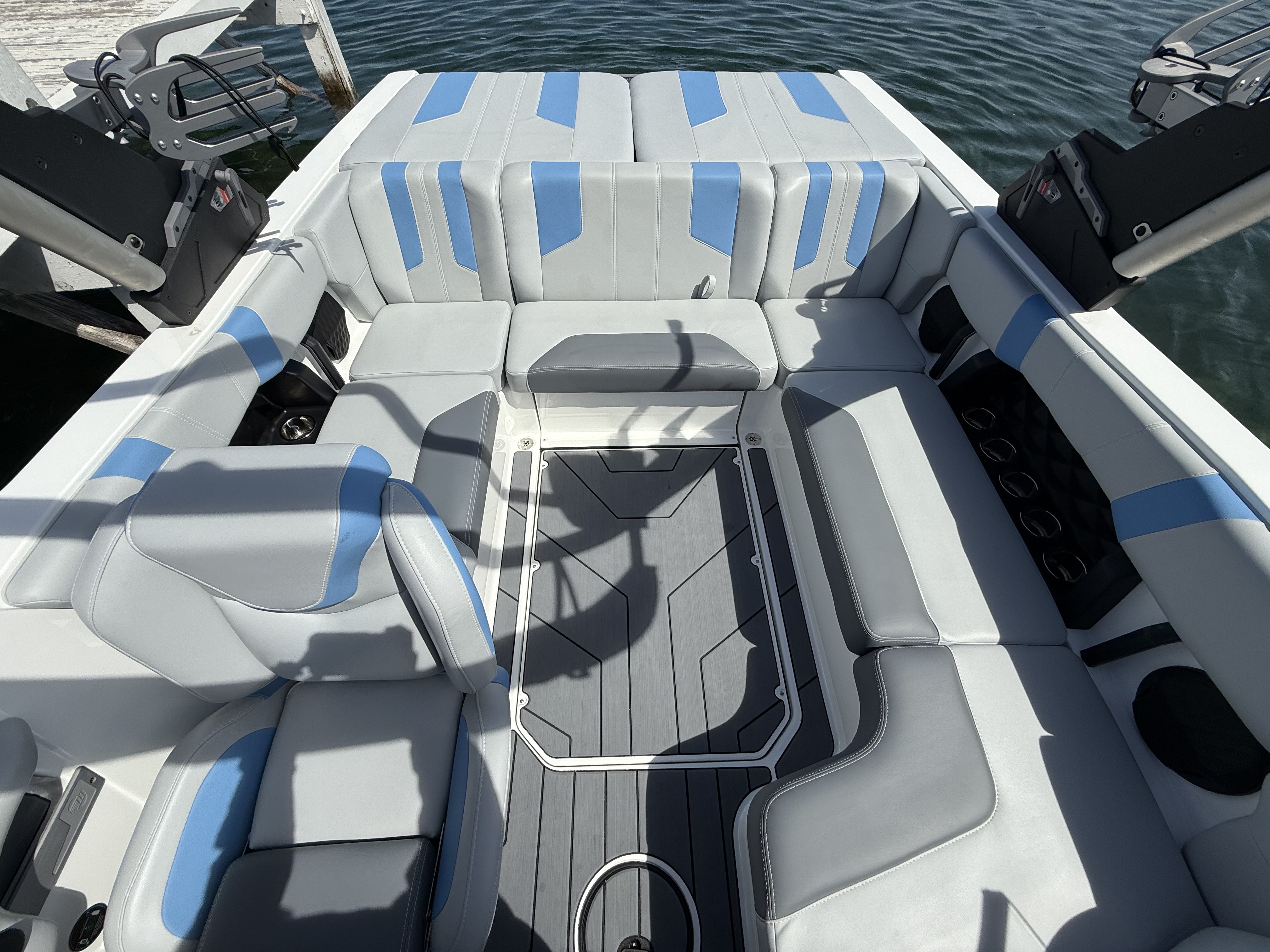 2025 Malibu 21 LX