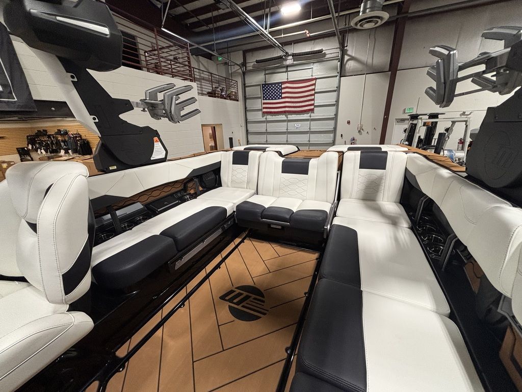 2025 Malibu Boats 23 LSV