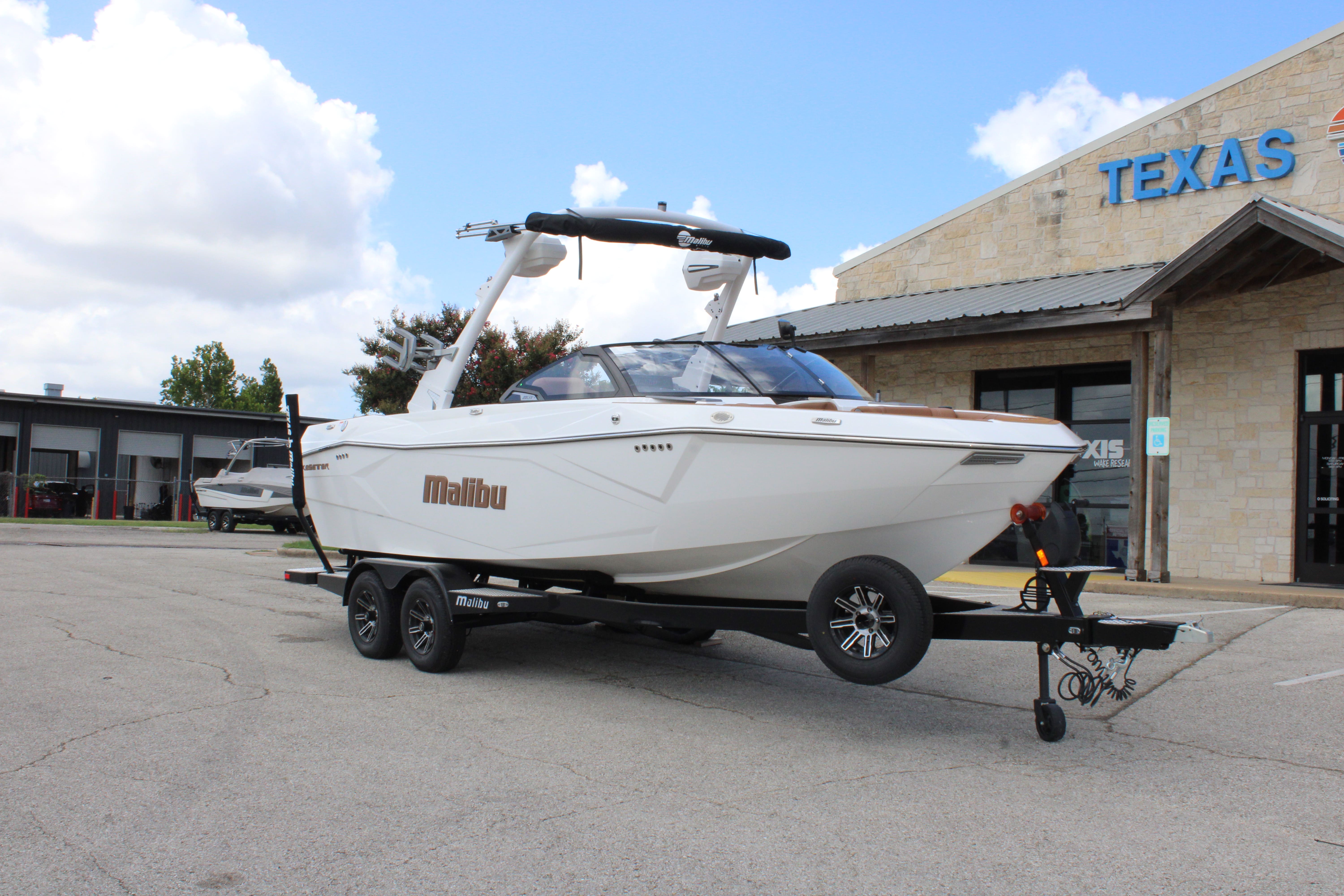 2025 Malibu 23 LSV