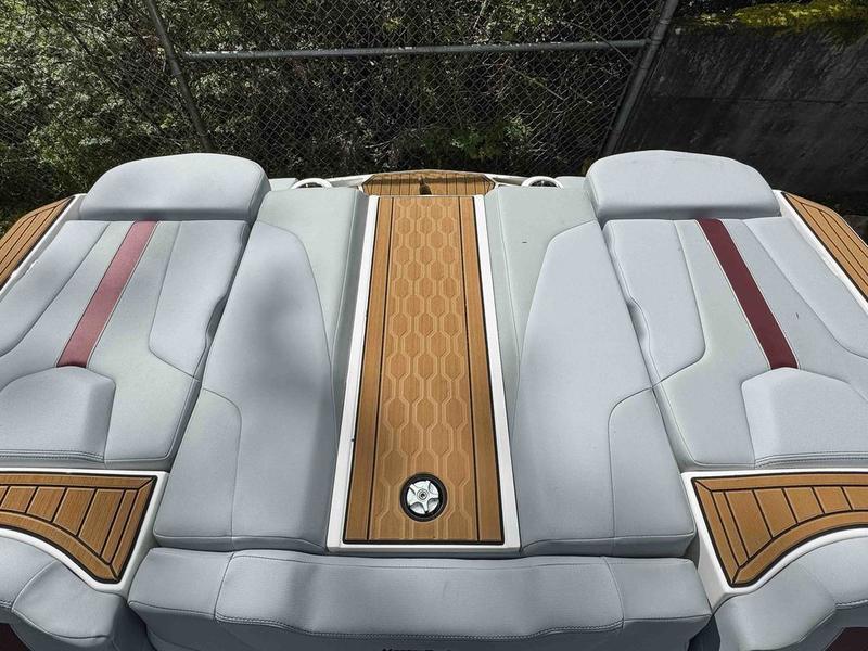 NEW 2024 MasterCraft XT22 T