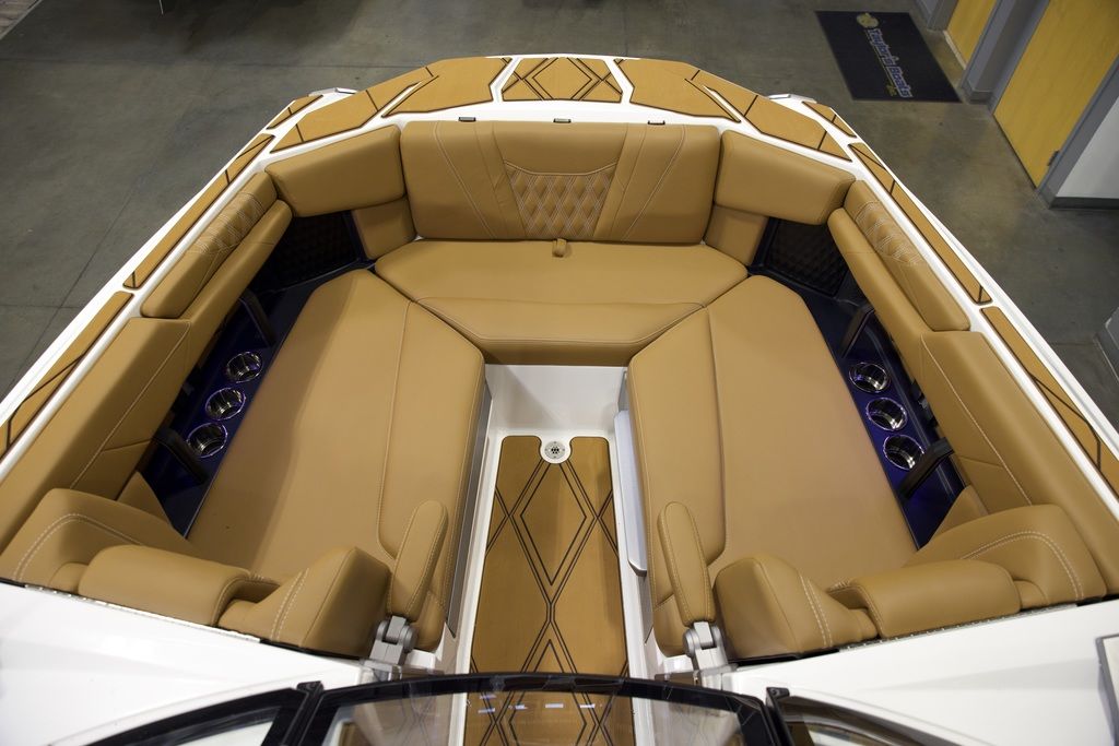 2025 Malibu Boats M242