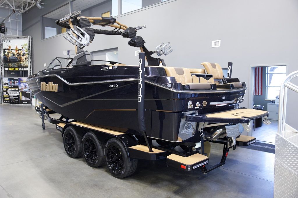 2025 Malibu Boats M242