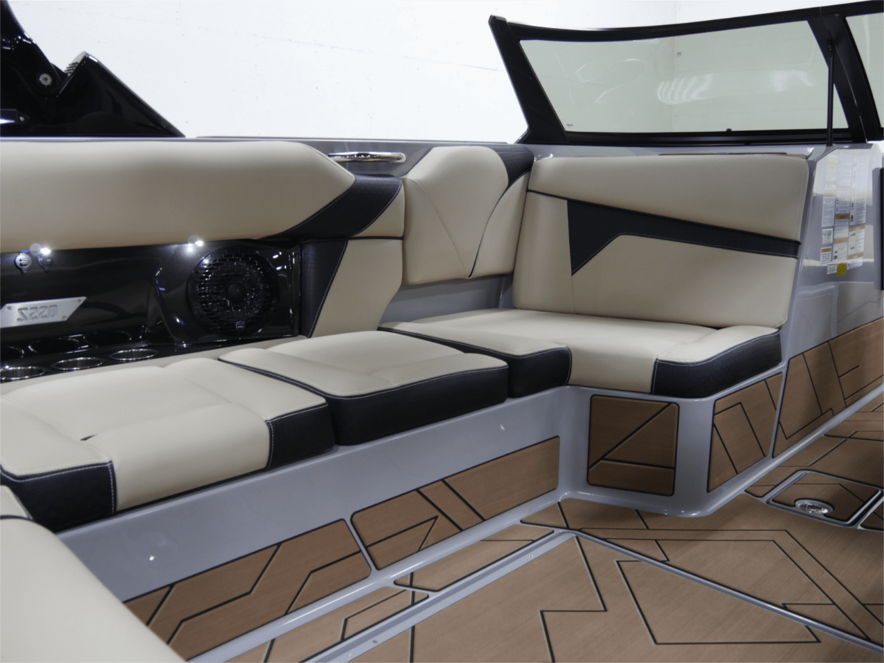 2025 Supreme S220 – Onyx Black