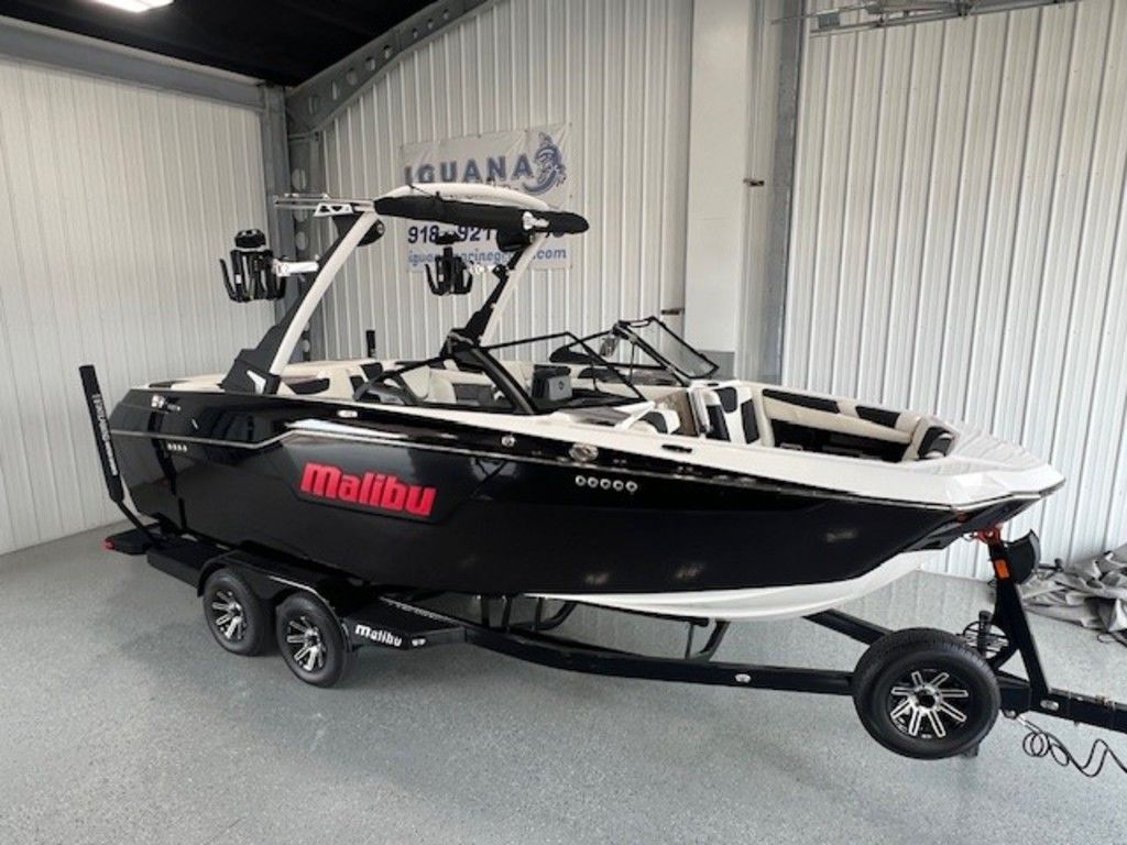 2024 Malibu Boats M220