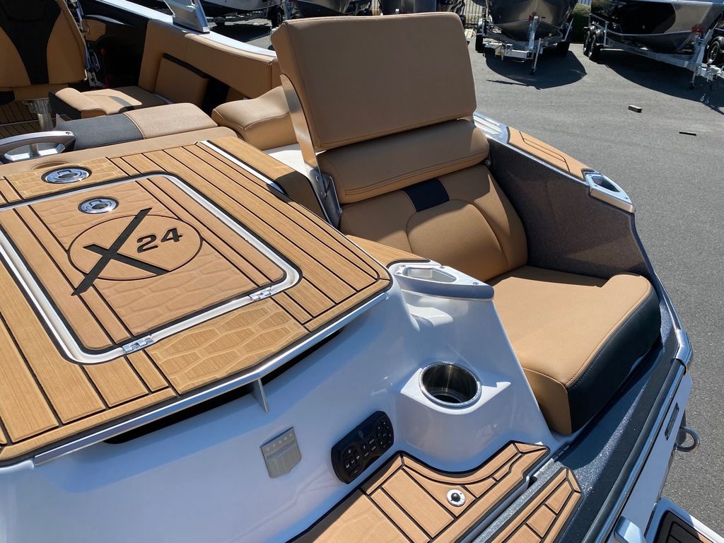 2021 MasterCraft X24