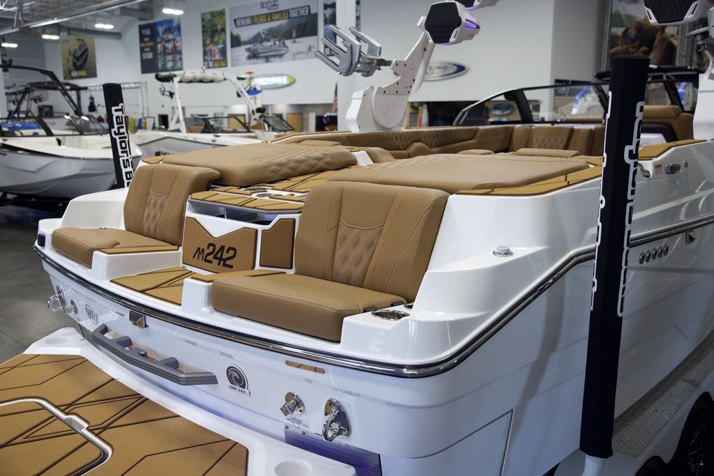 2025 Malibu Boats M242