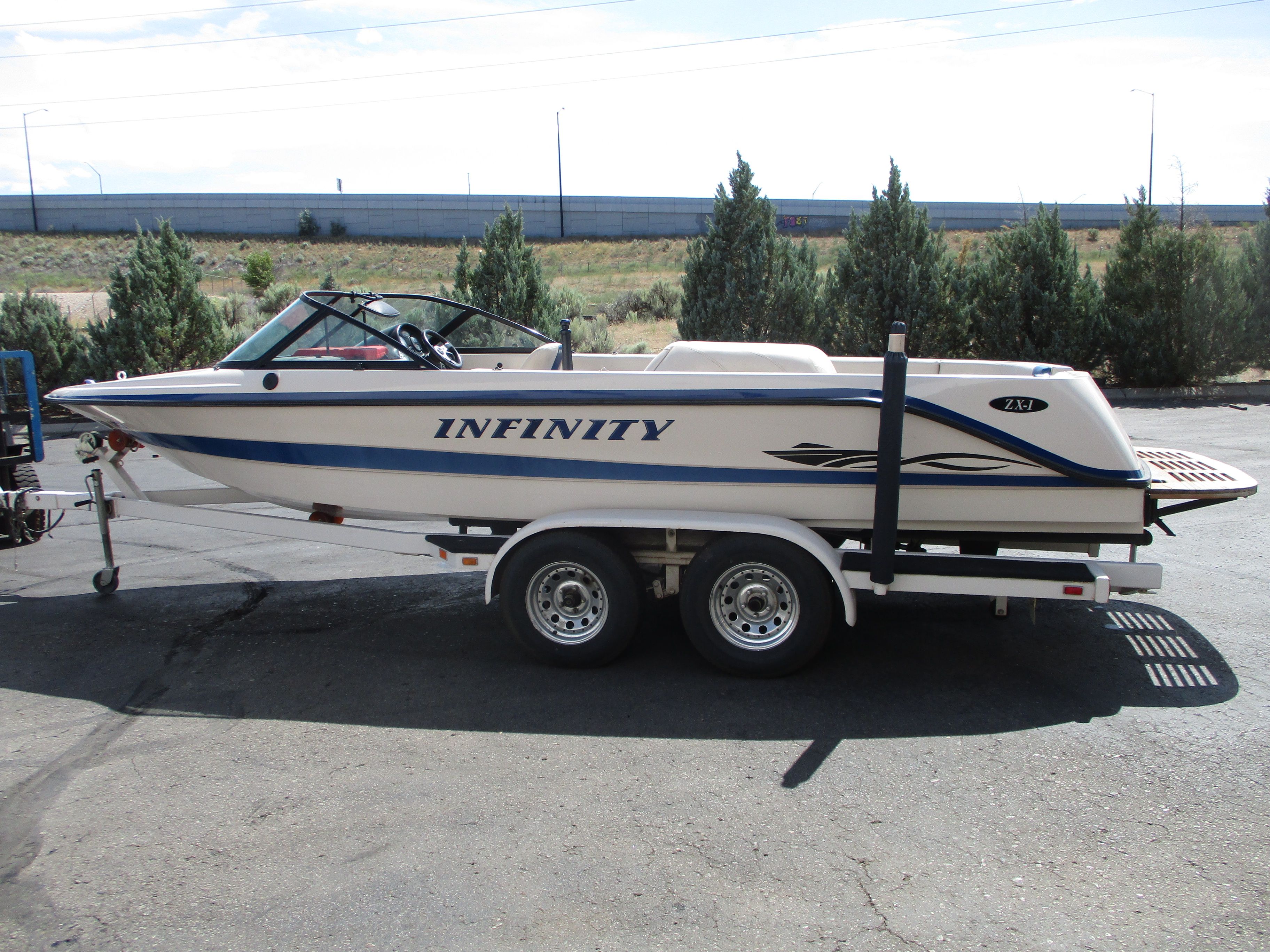 2000 INFINITY ZX-1 SKI BOAT