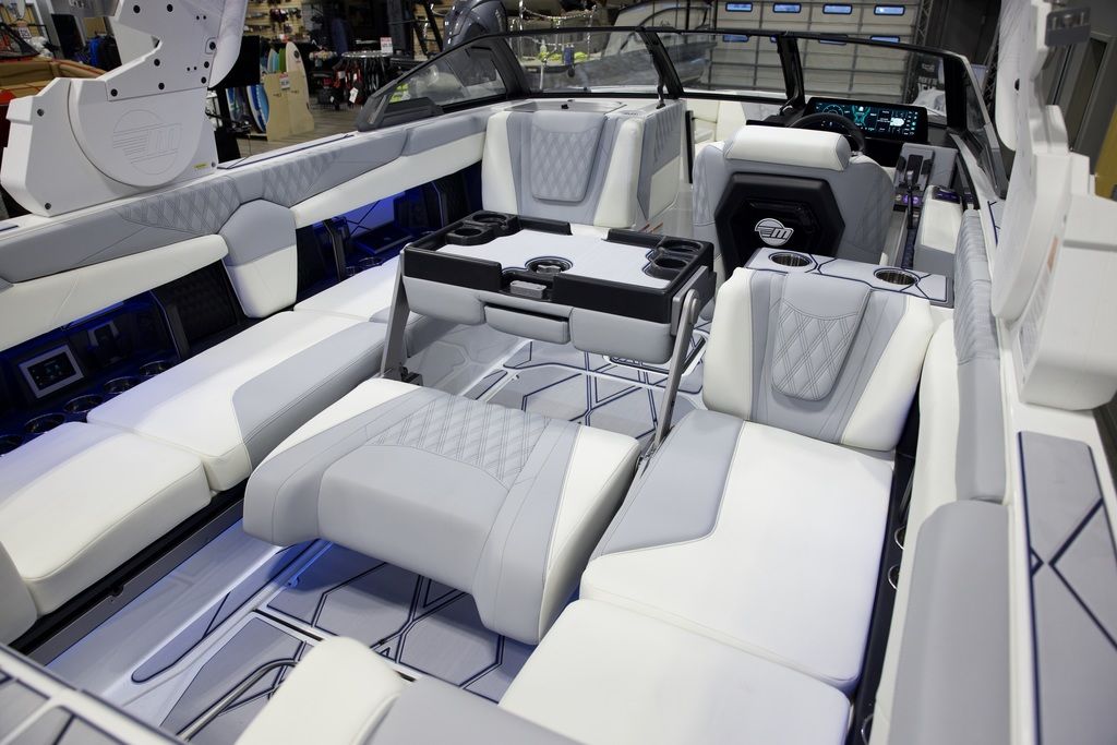 2025 Malibu Boats M242