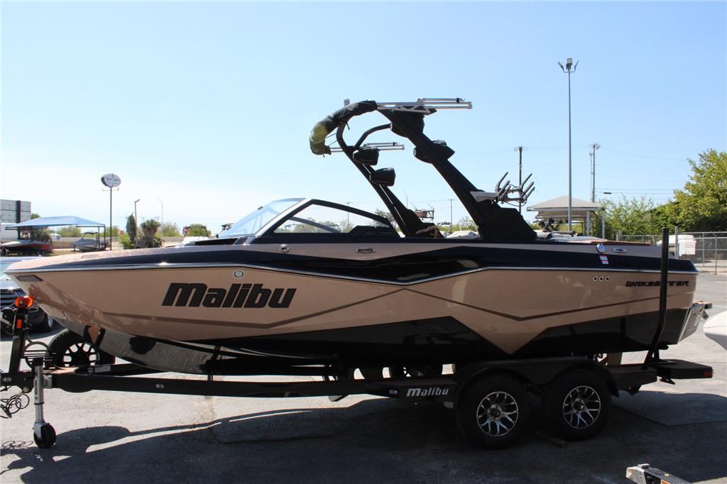 2023 Malibu 22 LSV