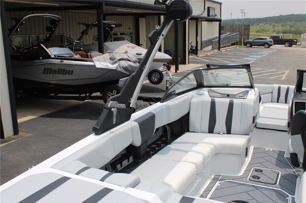 2023 Malibu 22 LSV