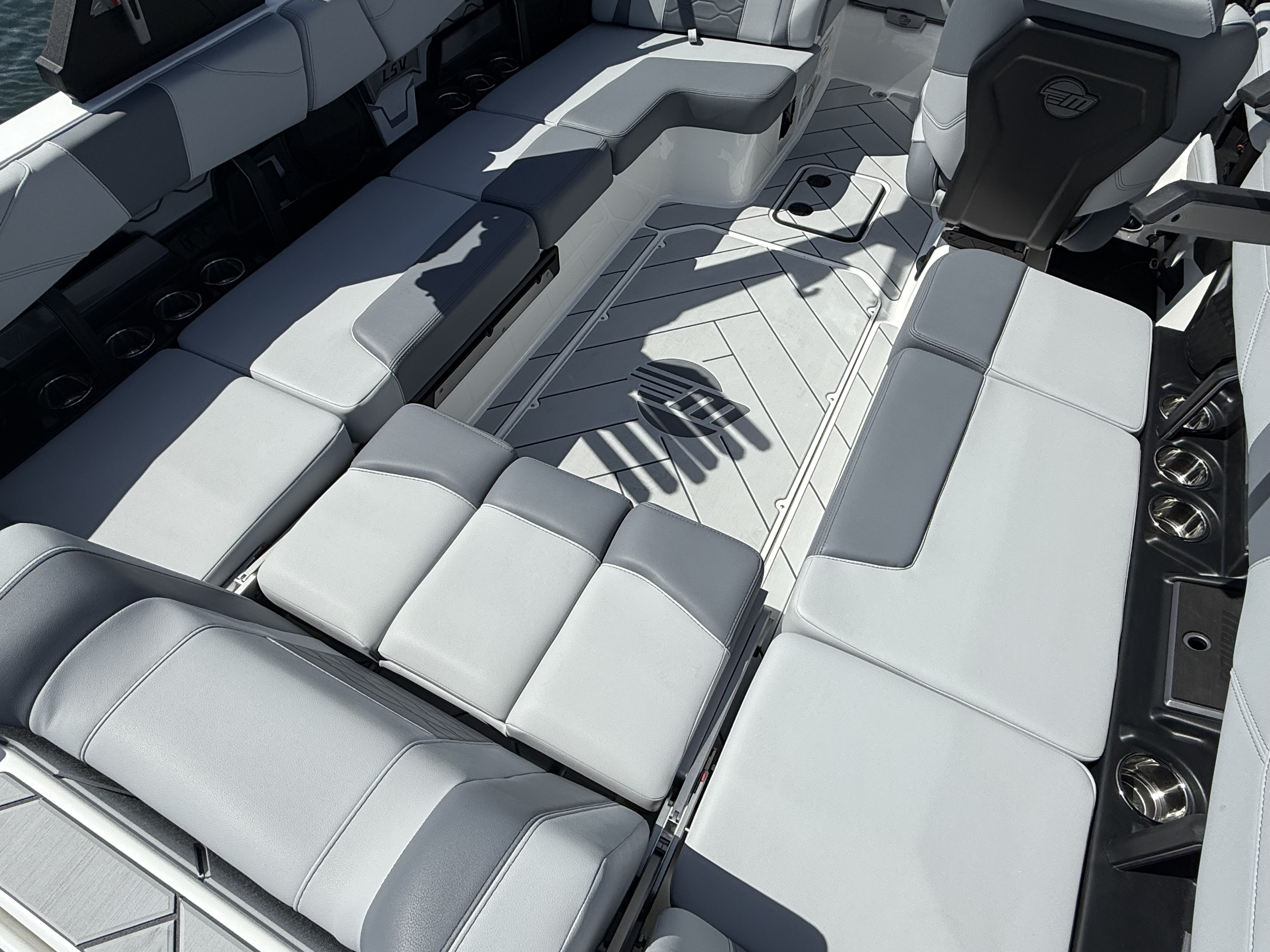 2025 Malibu 23 LSV