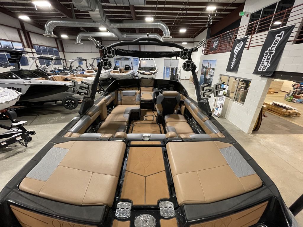 2021 Malibu Boats M220
