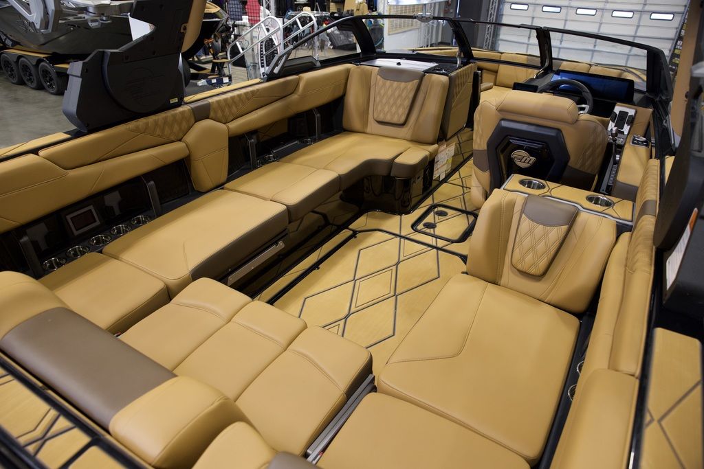 2025 Malibu Boats M242