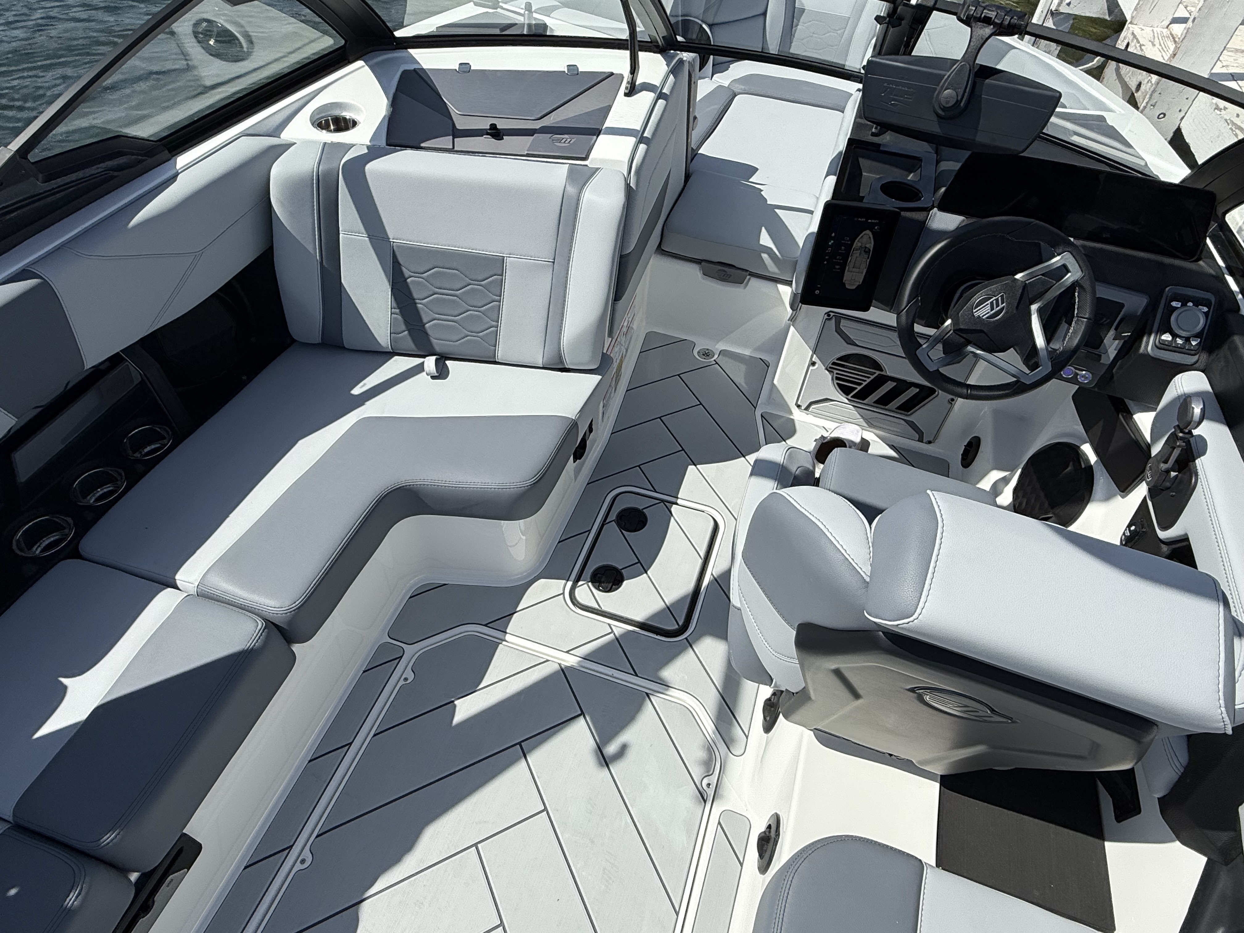 2025 Malibu 23 LSV