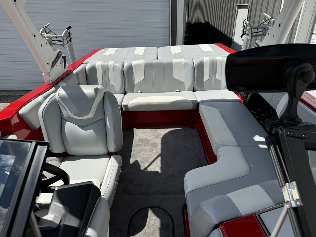 2022 Malibu Boats 21 LX Icon