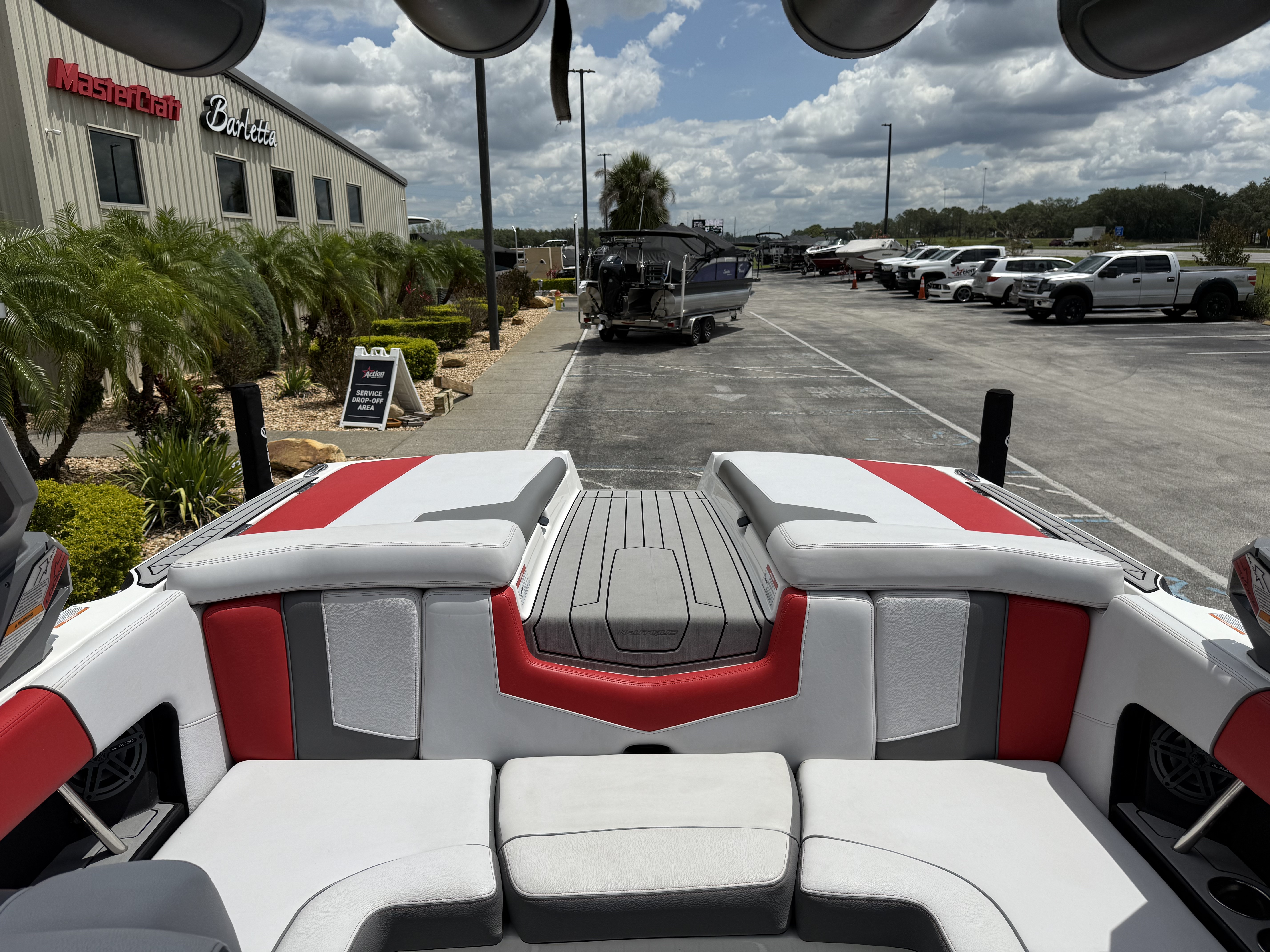 2018 Nautique 210