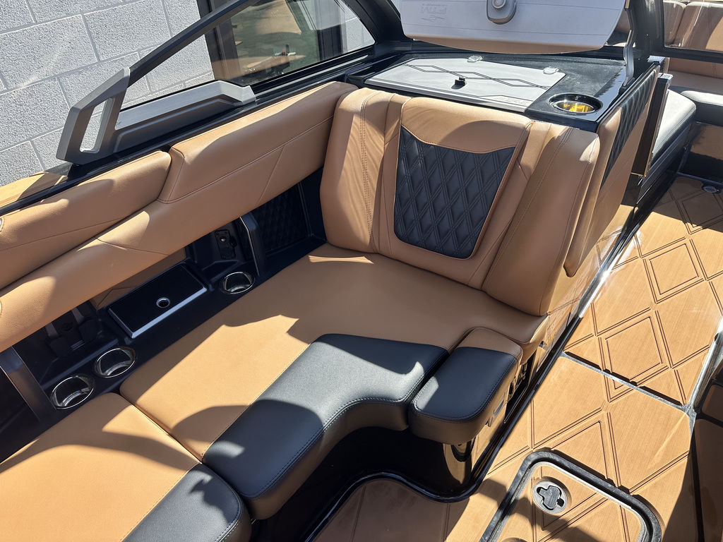2025 Malibu Boats M242
