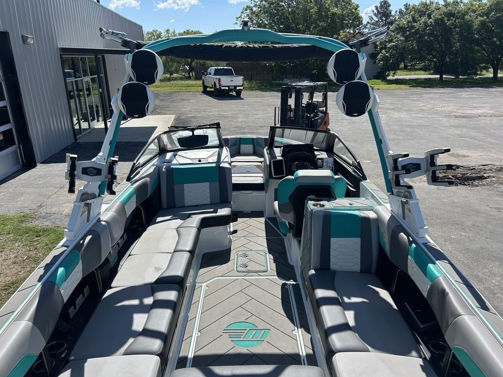 2022 Malibu Boats 25 LSV
