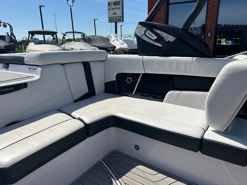 2015 Nautique 210