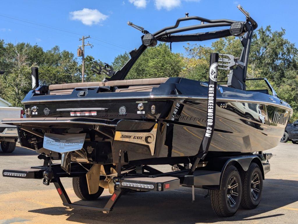 2025 Malibu 21 LX