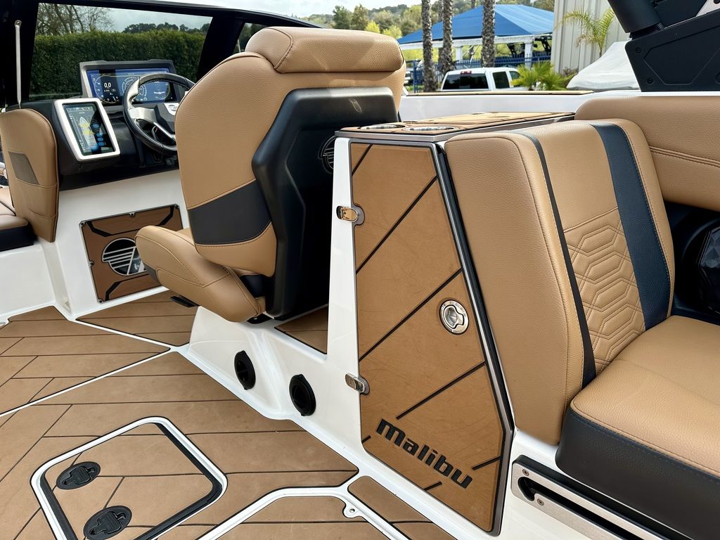 2022 Malibu Boats 25 LSV