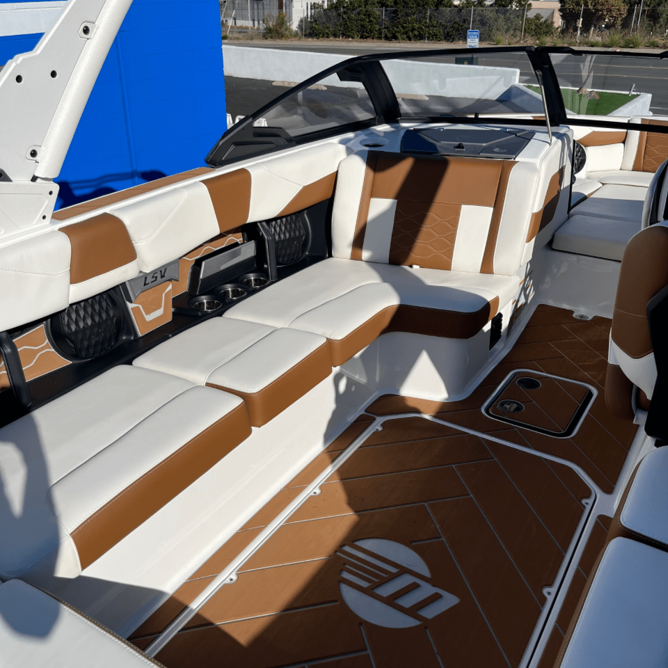 2024 Malibu 23 LSV