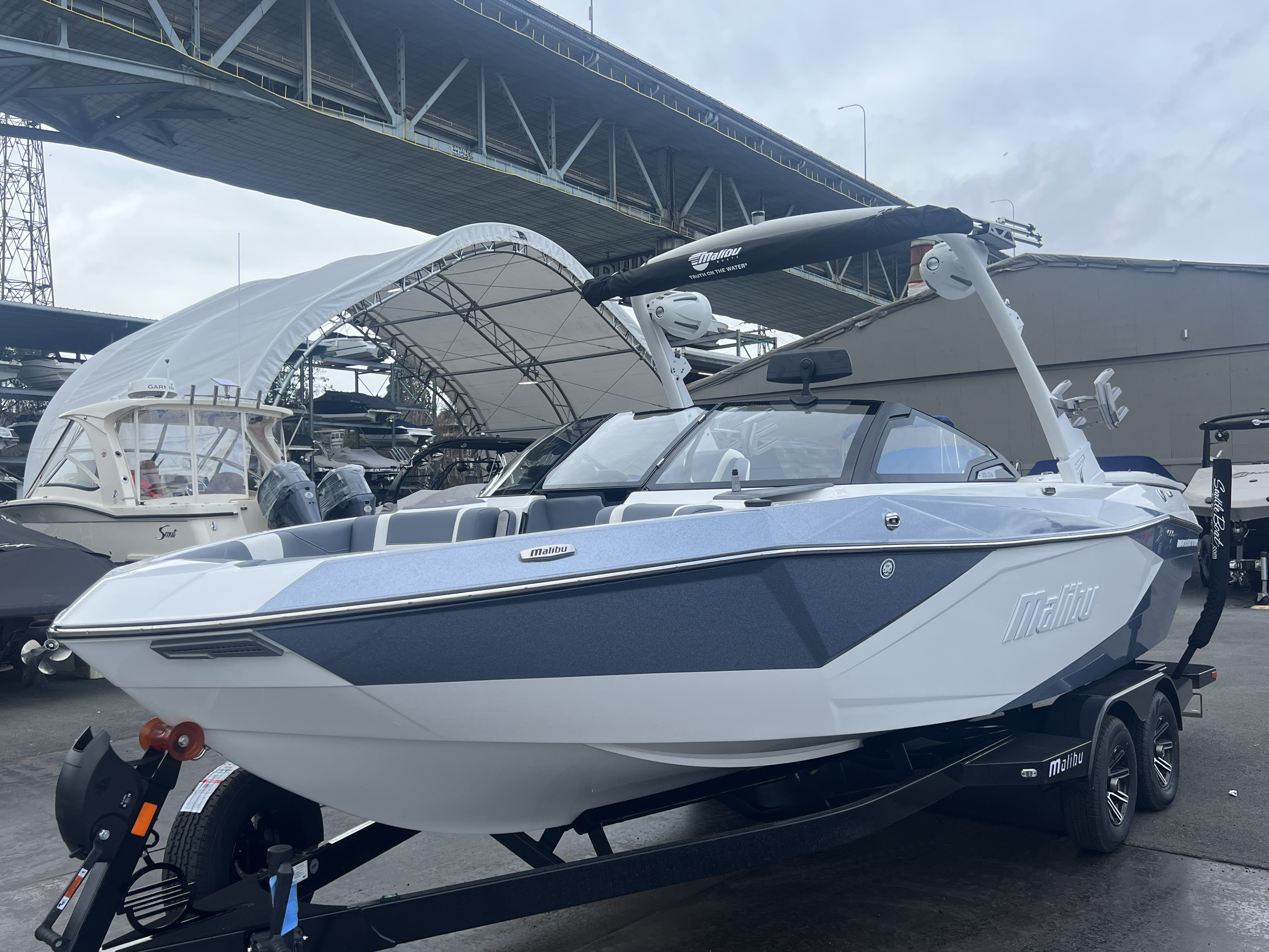 2025 Malibu 23 LSV