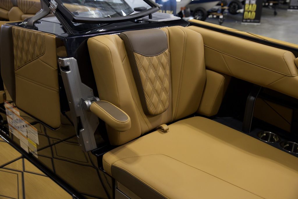2025 Malibu Boats M242