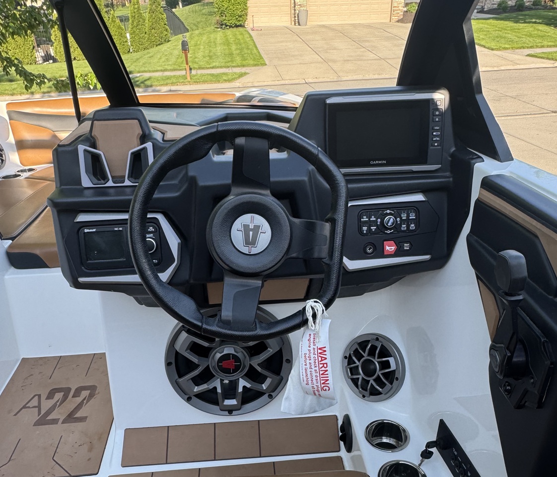 Super Clean Loaded Wakesurf/board boat